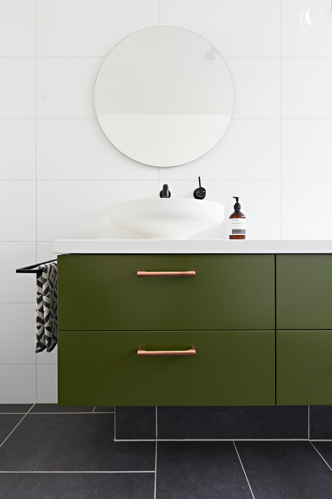 Mittelgroßes Modernes Duschbad mit grünen Schränken, offener Dusche, weißen Fliesen, weißer Wandfarbe, Aufsatzwaschbecken, grauem Boden, offener Dusche, weißer Waschtischplatte, verzierten Schränken, Porzellanfliesen und Quarzwerkstein-Waschtisch in Melbourne