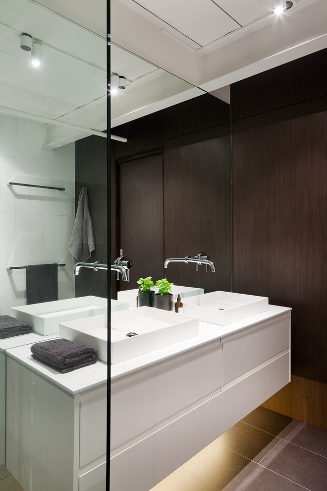 Idée de décoration pour une salle de bain design avec des portes de placard blanches.