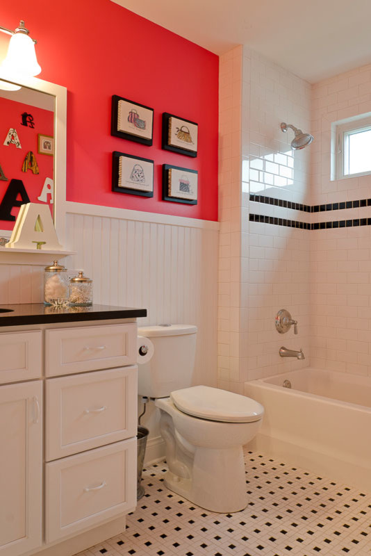 На фото: детская ванная комната среднего размера в стиле фьюжн с врезной раковиной, фасадами с выступающей филенкой, белыми фасадами, столешницей из гранита, накладной ванной, раздельным унитазом, черной плиткой, керамической плиткой, розовыми стенами, полом из керамической плитки, душем в нише, разноцветным полом, открытым душем, черной столешницей, тумбой под одну раковину, напольной тумбой, потолком с обоями и панелями на части стены с