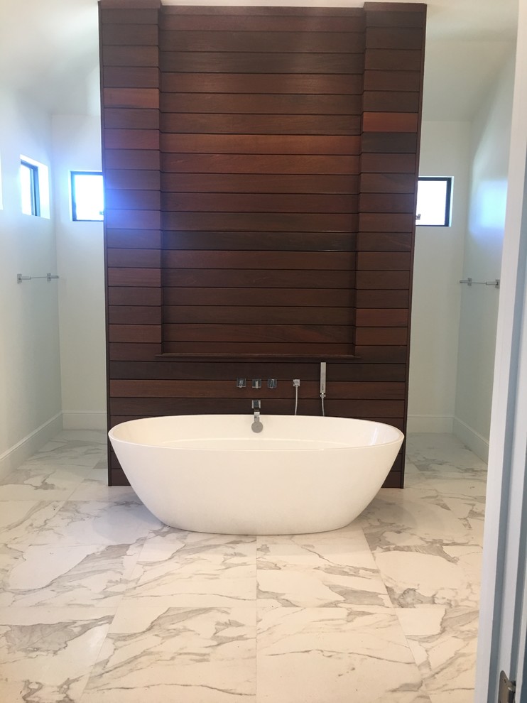 Пример оригинального дизайна: большая главная ванная комната в современном стиле с фасадами с утопленной филенкой, белыми фасадами, отдельно стоящей ванной, двойным душем, раздельным унитазом, белой плиткой, керамической плиткой, белыми стенами, мраморным полом, врезной раковиной, столешницей из искусственного кварца, белым полом и открытым душем
