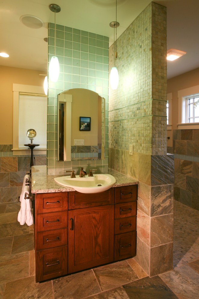 Bild på ett amerikanskt en-suite badrum, med skåp i shakerstil, skåp i mellenmörkt trä, keramikplattor, klinkergolv i keramik, gröna väggar, ett nedsänkt handfat och en kantlös dusch
