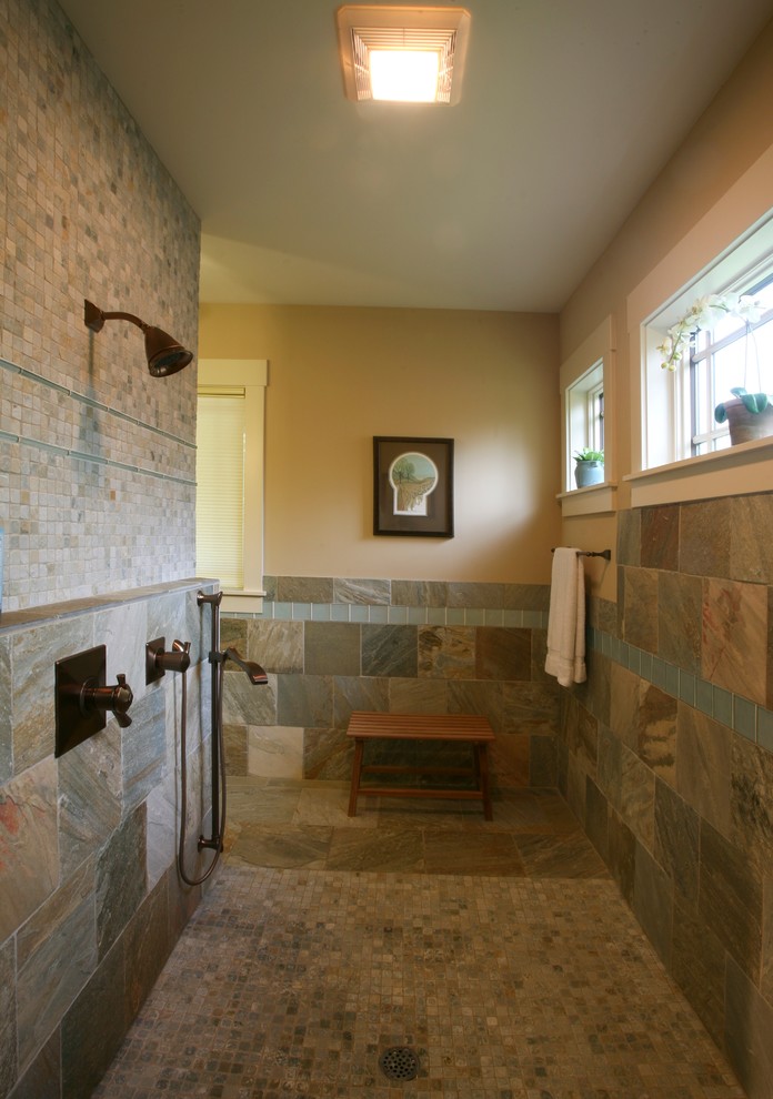 Bild på ett amerikanskt en-suite badrum, med skåp i shakerstil, keramikplattor, klinkergolv i keramik, skåp i mellenmörkt trä, en kantlös dusch, ett nedsänkt handfat och beige väggar