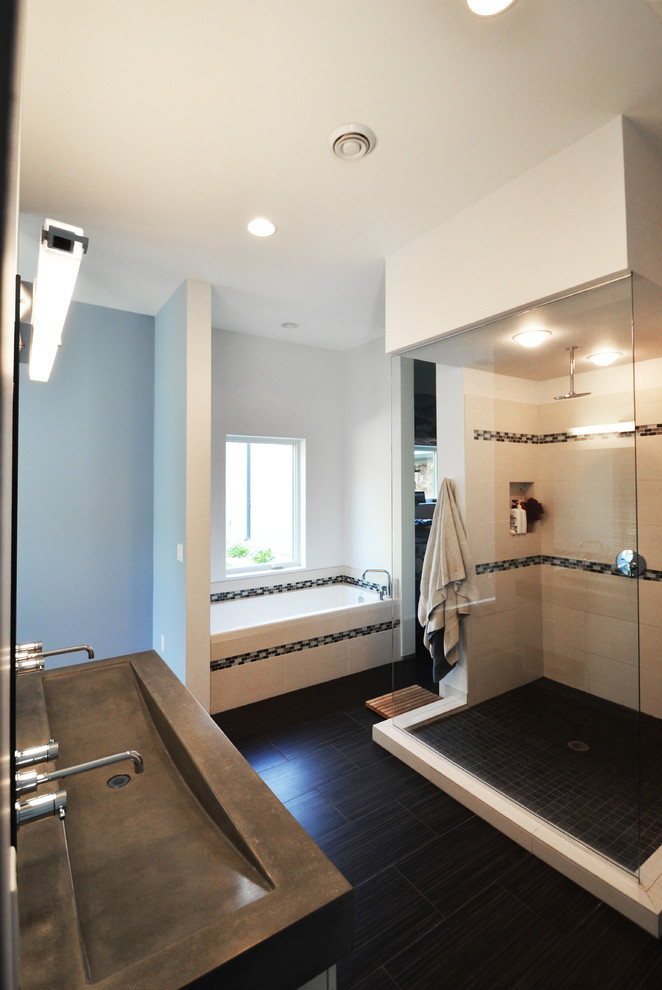 Cette image montre une grande salle de bain principale minimaliste avec un lavabo intégré, un placard à porte plane, des portes de placard grises, un plan de toilette en béton, une baignoire posée, une douche ouverte, WC séparés, un carrelage blanc, un carrelage en pâte de verre, un mur jaune et un sol en carrelage de céramique.