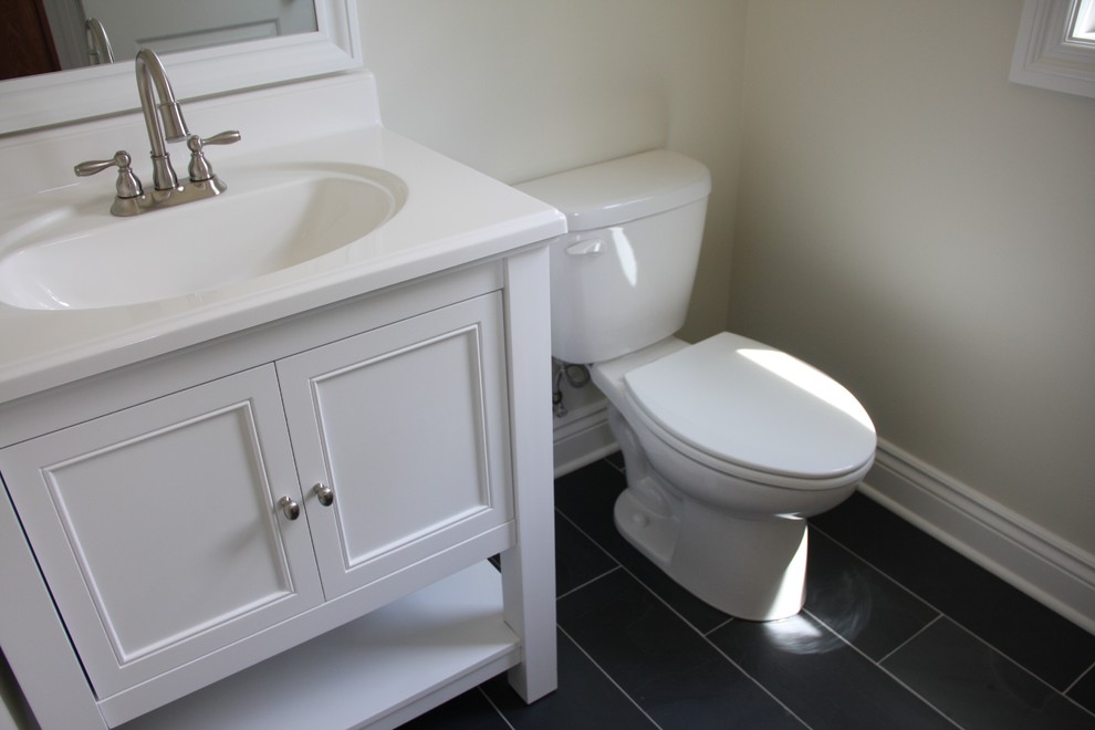 Стильный дизайн: маленькая ванная комната в классическом стиле с белыми фасадами, бежевыми стенами, полом из сланца, монолитной раковиной и черным полом для на участке и в саду - последний тренд