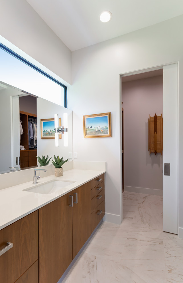 Cette image montre une salle de bain design en bois brun de taille moyenne avec un placard à porte plane, une douche à l'italienne, WC séparés, un carrelage beige, des carreaux de porcelaine, un mur blanc, un sol en carrelage de porcelaine, un lavabo encastré, un plan de toilette en quartz modifié, un sol beige et une cabine de douche à porte battante.