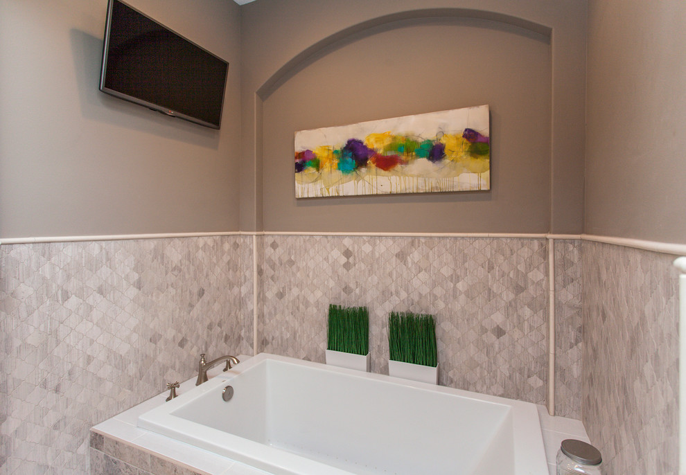 Idéer för vintage badrum, med ett platsbyggt badkar och grå kakel