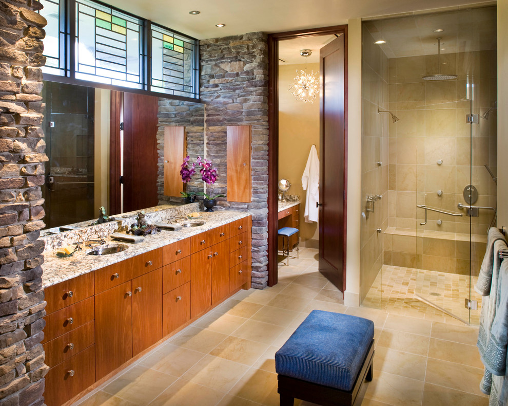 Стильный дизайн: ванная комната в современном стиле с врезной раковиной - последний тренд
