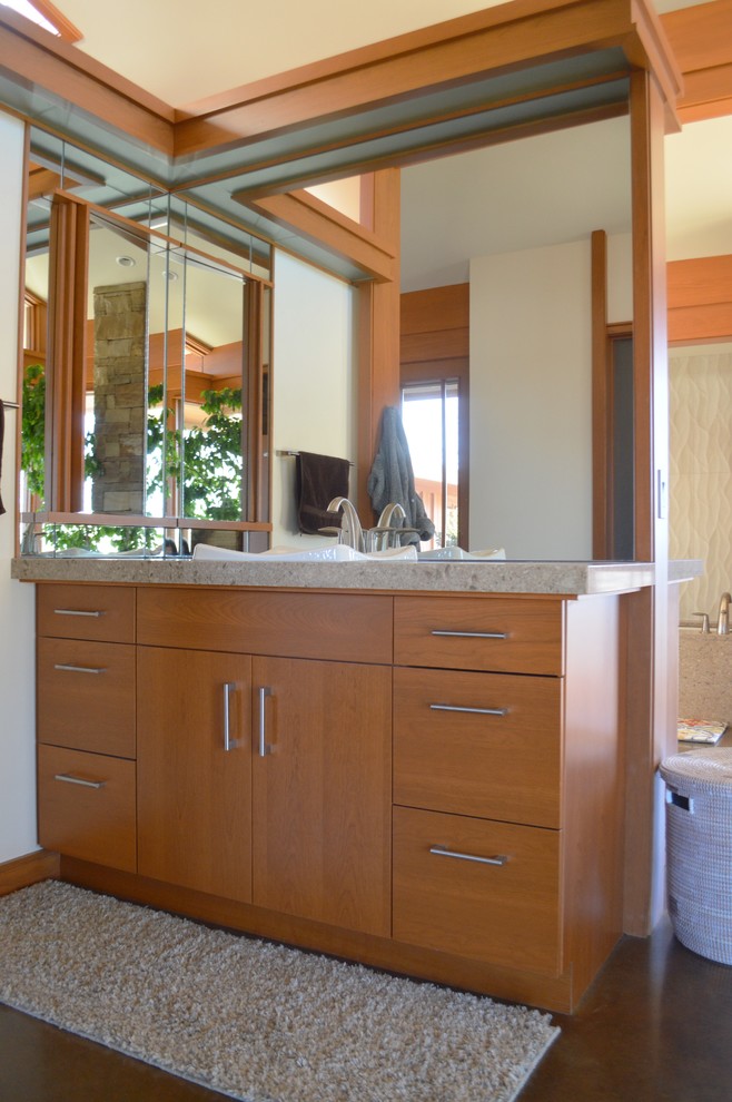 Exemple d'une salle de bain craftsman en bois brun avec un placard à porte plane, sol en béton ciré et un plan de toilette en quartz.
