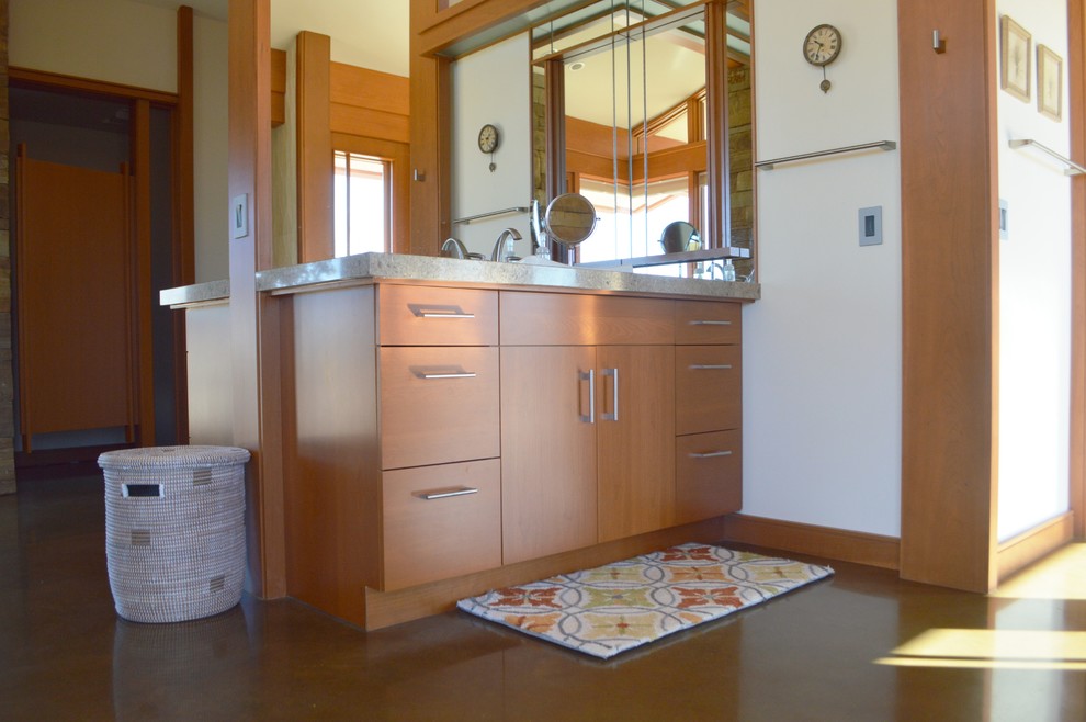 Immagine di una stanza da bagno stile americano con ante lisce, ante in legno scuro, pavimento in cemento e top in quarzite