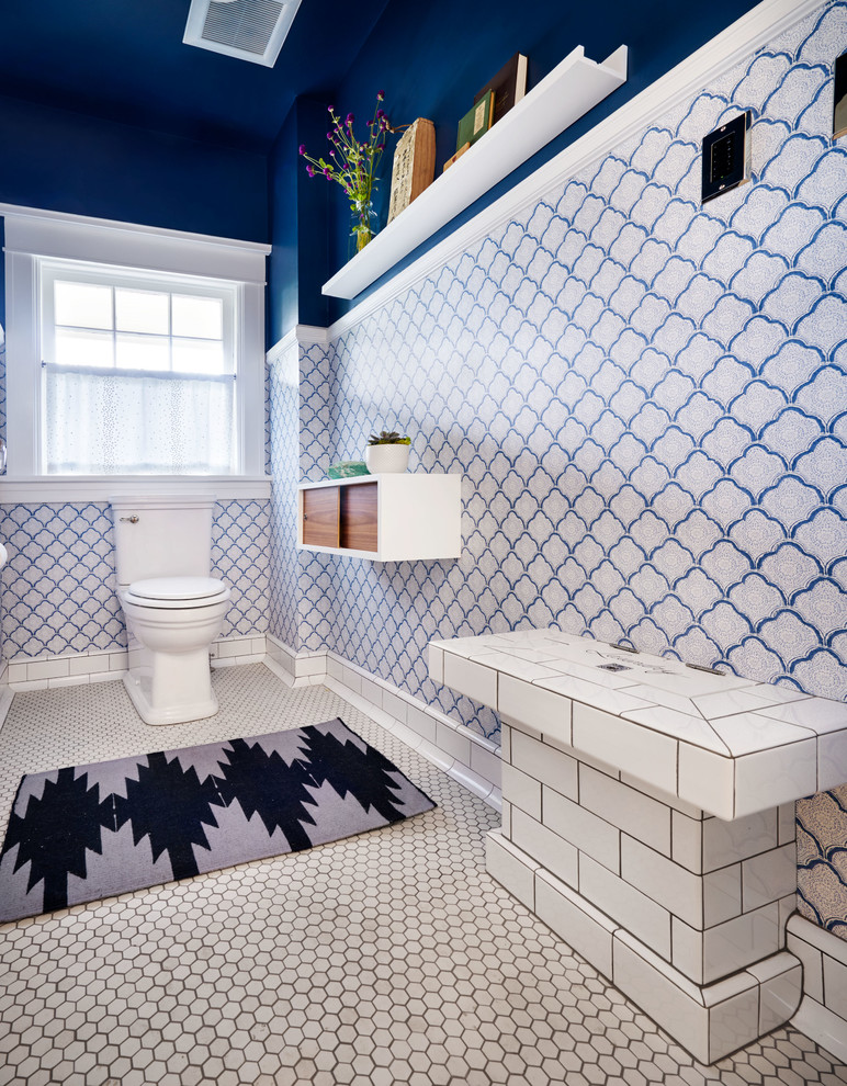 Esempio di una piccola stanza da bagno con doccia bohémian con WC a due pezzi, piastrelle bianche, piastrelle in ceramica, pareti blu, pavimento in marmo, lavabo a colonna, pavimento bianco e doccia con tenda