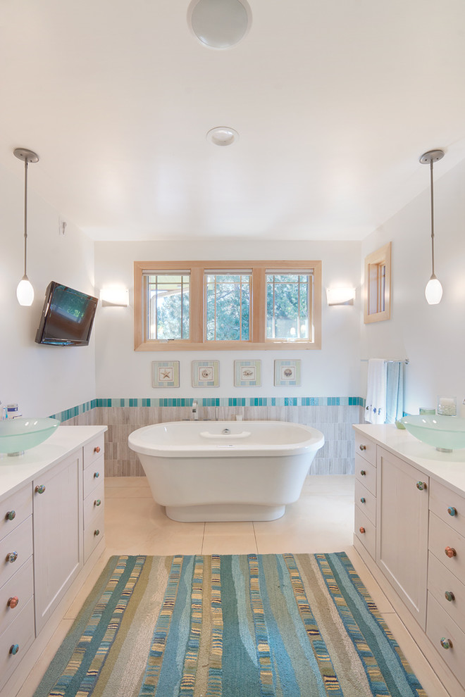 Imagen de cuarto de baño principal de estilo americano con lavabo sobreencimera, bañera exenta y paredes blancas