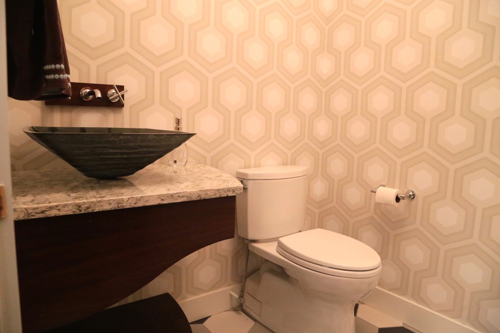 Moderne Gästetoilette mit hellbraunen Holzschränken, Wandwaschbecken und Granit-Waschbecken/Waschtisch in Kansas City