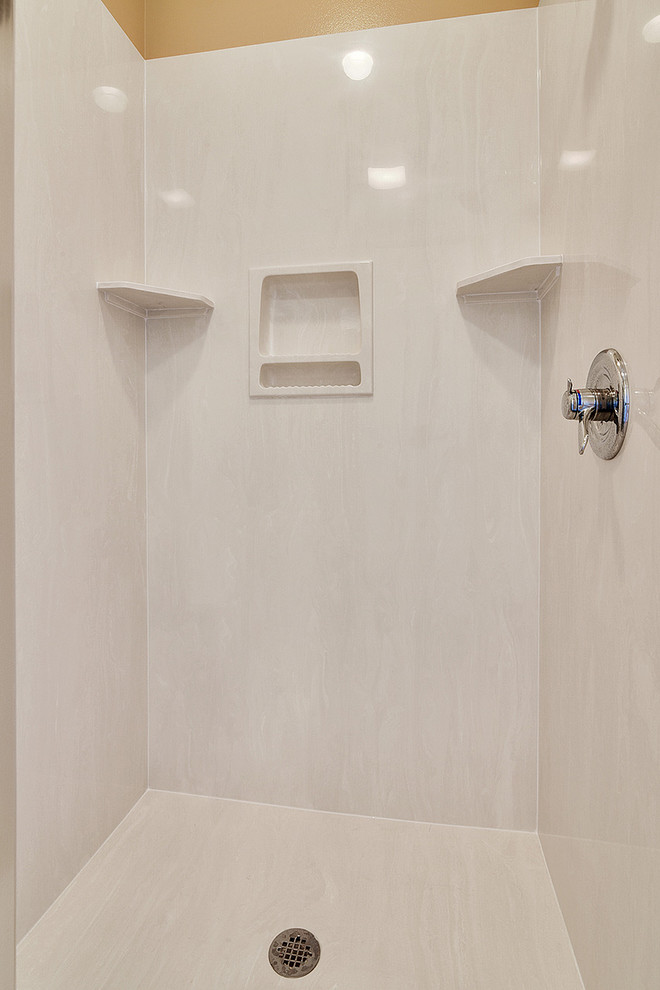 Inspiration för mellanstora klassiska en-suite badrum, med luckor med upphöjd panel, vita skåp, ett badkar i en alkov, en dusch i en alkov, beige väggar, ett integrerad handfat och bänkskiva i akrylsten