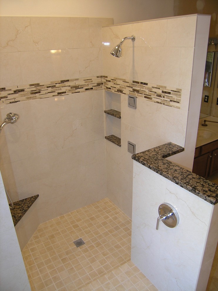 Imagen de cuarto de baño principal tradicional de tamaño medio con ducha abierta, baldosas y/o azulejos beige, baldosas y/o azulejos de porcelana, suelo de baldosas de porcelana y ducha abierta