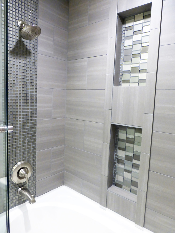 Exemple d'une salle de bain tendance en bois foncé pour enfant avec un lavabo encastré, un placard à porte shaker, un plan de toilette en granite, un combiné douche/baignoire, un carrelage gris, un carrelage en pâte de verre, un mur gris et un sol en carrelage de céramique.