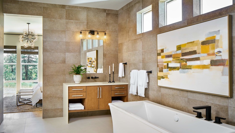 Пример оригинального дизайна: главная ванная комната в современном стиле с плоскими фасадами, фасадами цвета дерева среднего тона, отдельно стоящей ванной, коричневой плиткой, врезной раковиной, бежевым полом и бежевой столешницей