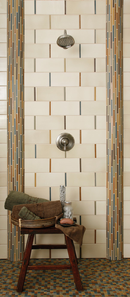 Пример оригинального дизайна: ванная комната в классическом стиле с плиткой мозаикой