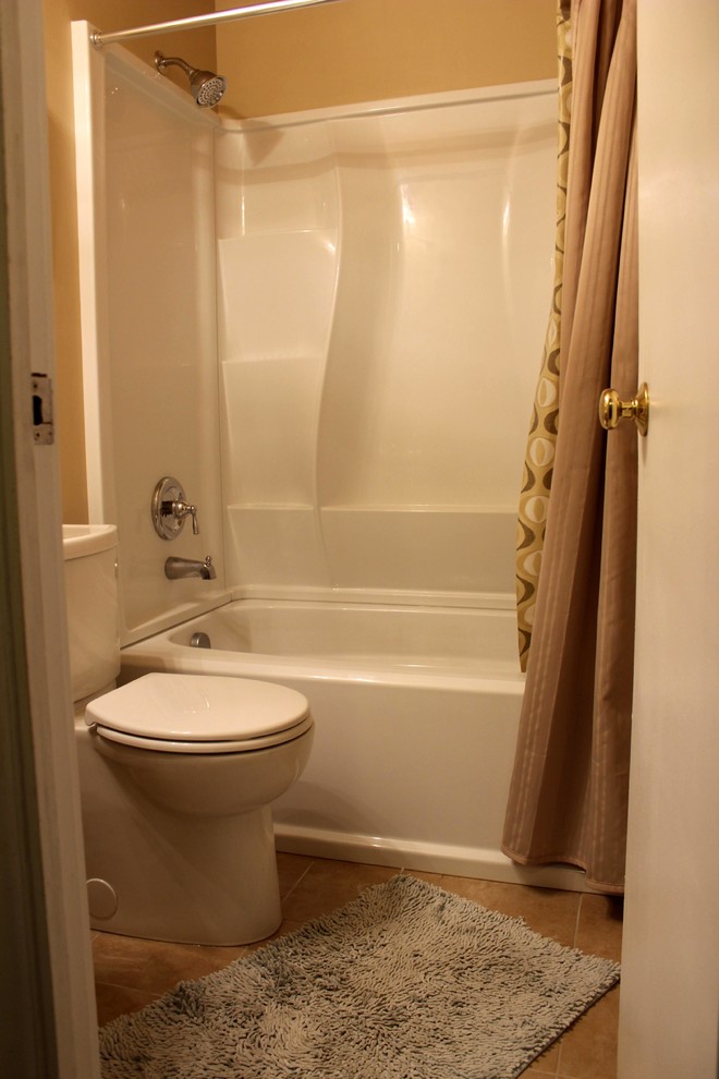 На фото: маленькая главная ванная комната в классическом стиле с раковиной с пьедесталом, ванной в нише, душем над ванной, унитазом-моноблоком, коричневой плиткой, керамической плиткой, оранжевыми стенами и полом из керамической плитки для на участке и в саду с