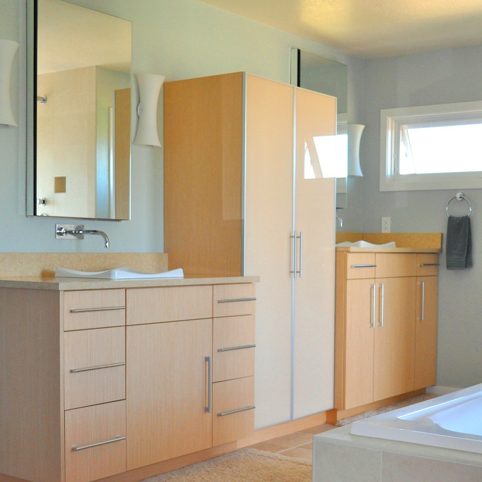 Mittelgroßes Modernes Badezimmer En Suite mit hellen Holzschränken und grauer Wandfarbe in Denver