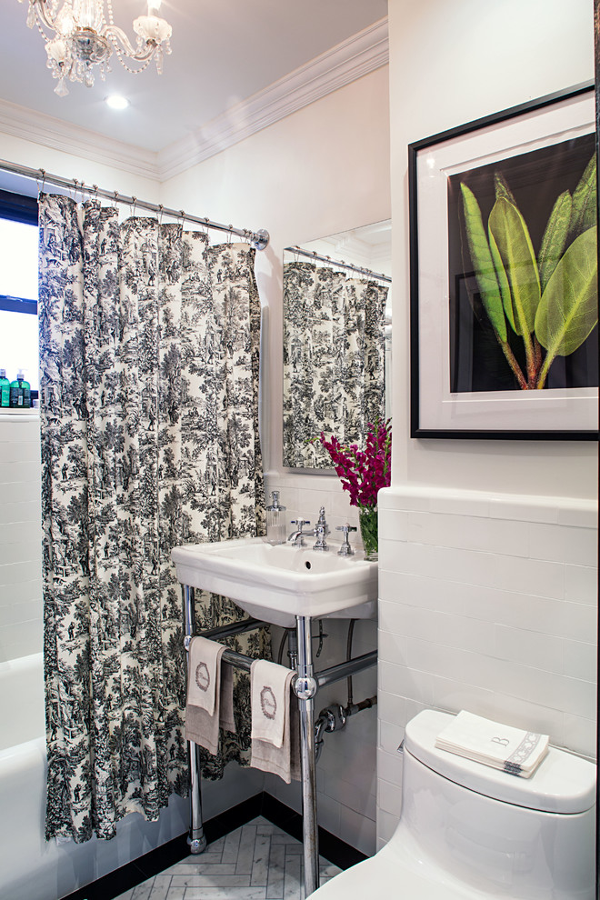 Источник вдохновения для домашнего уюта: ванная комната в классическом стиле с консольной раковиной и окном