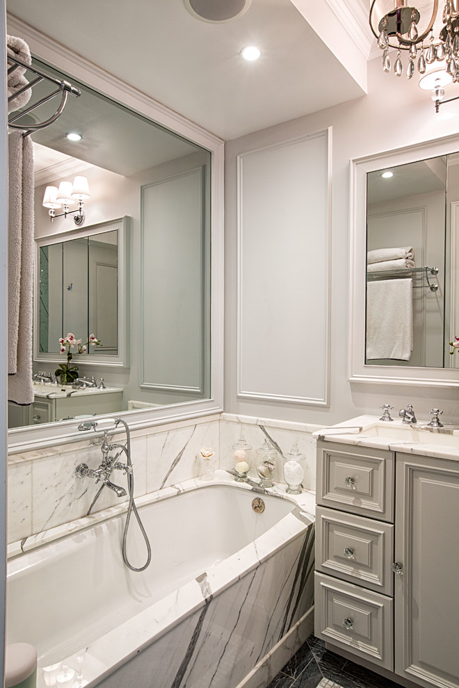 Свежая идея для дизайна: ванная комната в классическом стиле с фасадами с выступающей филенкой - отличное фото интерьера