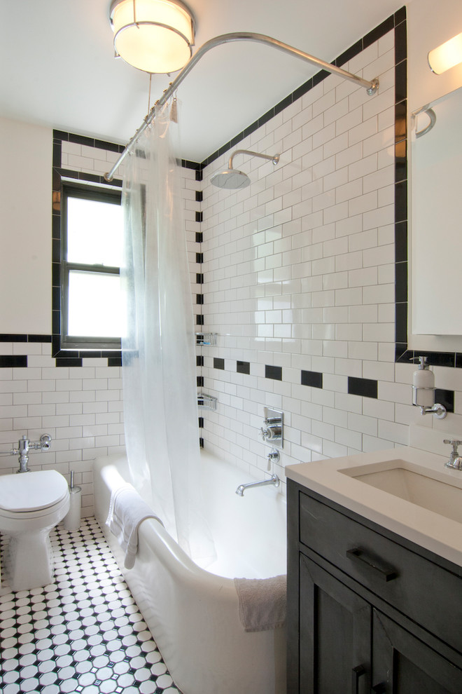 На фото: маленькая главная ванная комната в классическом стиле с фасадами с утопленной филенкой, искусственно-состаренными фасадами, угловой ванной, душем над ванной, унитазом-моноблоком, черно-белой плиткой, керамической плиткой, белыми стенами, полом из керамической плитки, врезной раковиной, столешницей из искусственного кварца, черным полом и шторкой для ванной для на участке и в саду с