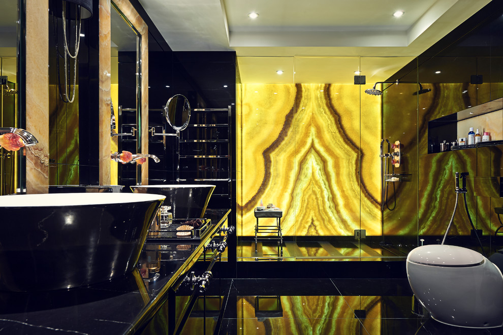 На фото: большая ванная комната в стиле фьюжн с плиткой из листового камня с