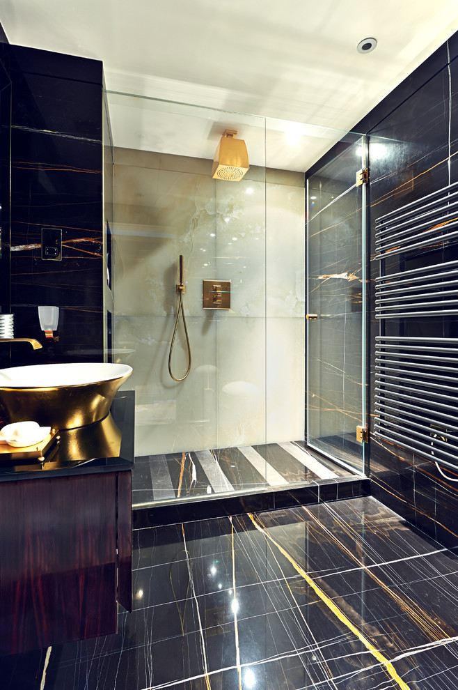 Пример оригинального дизайна: большая ванная комната в стиле фьюжн с плиткой из листового камня