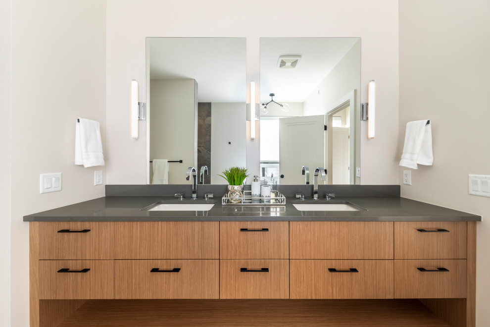 Modern inredning av ett mellanstort grå grått en-suite badrum, med släta luckor, skåp i mellenmörkt trä, vita väggar, bänkskiva i kvarts och ett undermonterad handfat