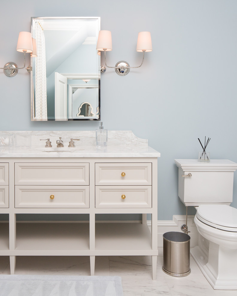 Bild på ett vintage badrum, med en dusch i en alkov, en toalettstol med separat cisternkåpa, blå väggar, marmorgolv, ett undermonterad handfat, marmorbänkskiva, grått golv och dusch med gångjärnsdörr