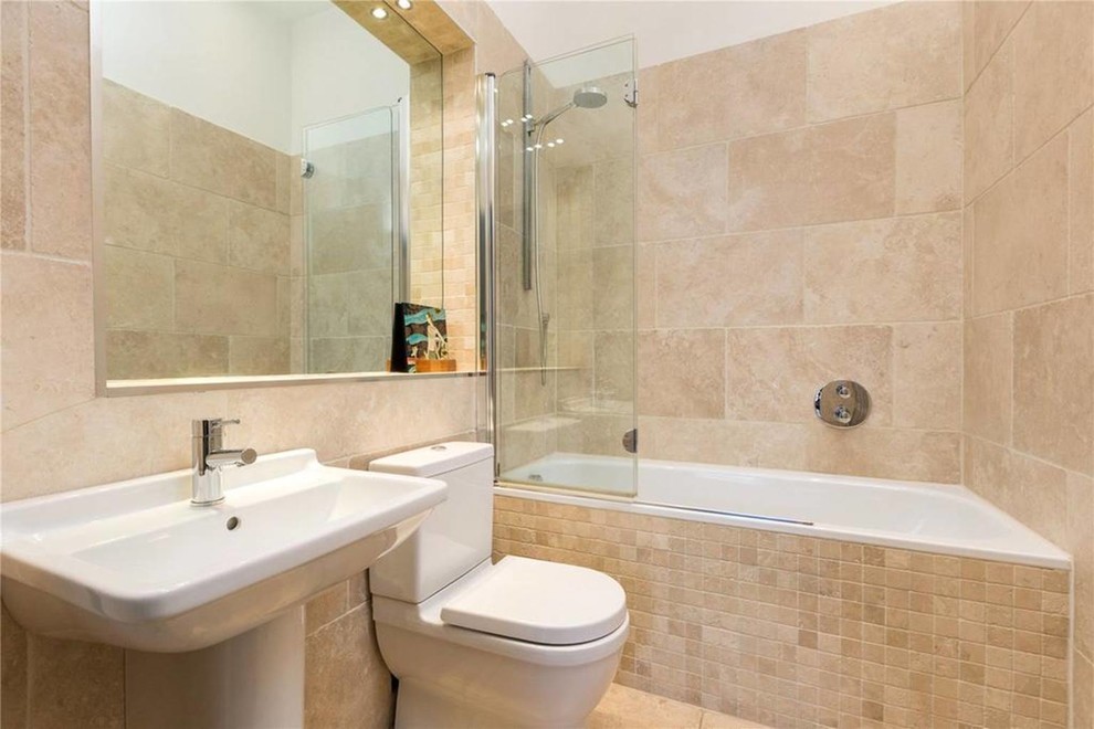 Свежая идея для дизайна: детская ванная комната среднего размера с гидромассажной ванной, душем над ванной, бежевой плиткой, каменной плиткой, бежевыми стенами и полом из травертина - отличное фото интерьера