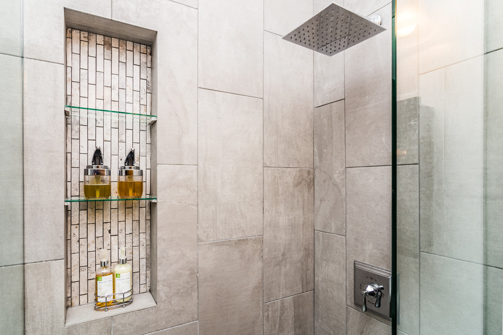 Ispirazione per una piccola stanza da bagno con doccia tradizionale con doccia ad angolo, piastrelle grigie, piastrelle in gres porcellanato, pareti grigie e lavabo integrato