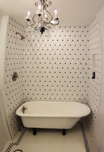 Пример оригинального дизайна: ванная комната в стиле фьюжн с ванной на ножках