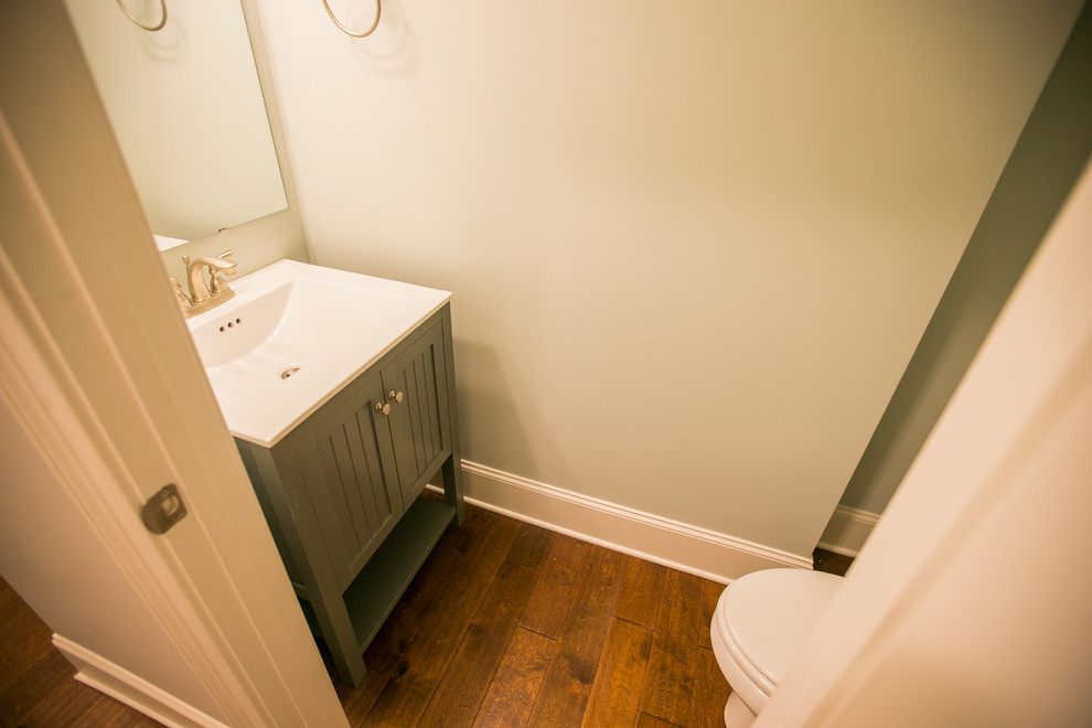 Foto de cuarto de baño clásico renovado pequeño con puertas de armario grises, paredes grises y suelo de madera en tonos medios