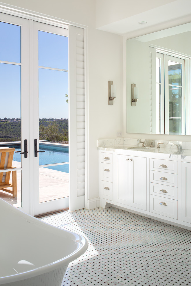 Источник вдохновения для домашнего уюта: ванная комната в средиземноморском стиле с фасадами в стиле шейкер, белыми фасадами, отдельно стоящей ванной, белыми стенами, полом из мозаичной плитки, душевой кабиной, врезной раковиной, белым полом и белой столешницей