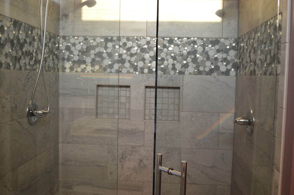 Свежая идея для дизайна: главная ванная комната среднего размера в стиле модернизм с открытым душем, бежевой плиткой, керамической плиткой, бежевыми стенами, врезной раковиной, столешницей из искусственного камня и душем с распашными дверями - отличное фото интерьера