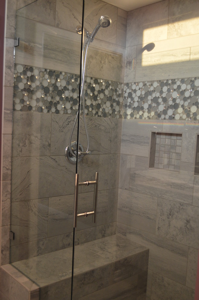 Cette photo montre une salle de bain principale moderne de taille moyenne avec une douche ouverte, un carrelage beige, des carreaux de céramique, un mur beige, un lavabo encastré, un plan de toilette en surface solide et une cabine de douche à porte battante.