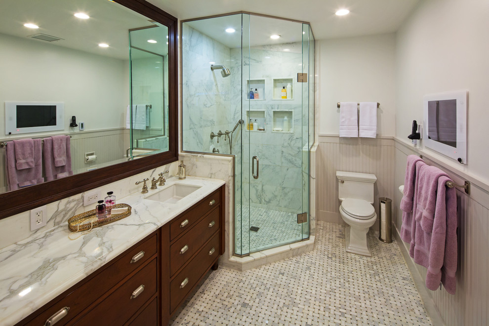 Ejemplo de cuarto de baño tradicional con ducha esquinera, encimera de mármol y baldosas y/o azulejos en mosaico