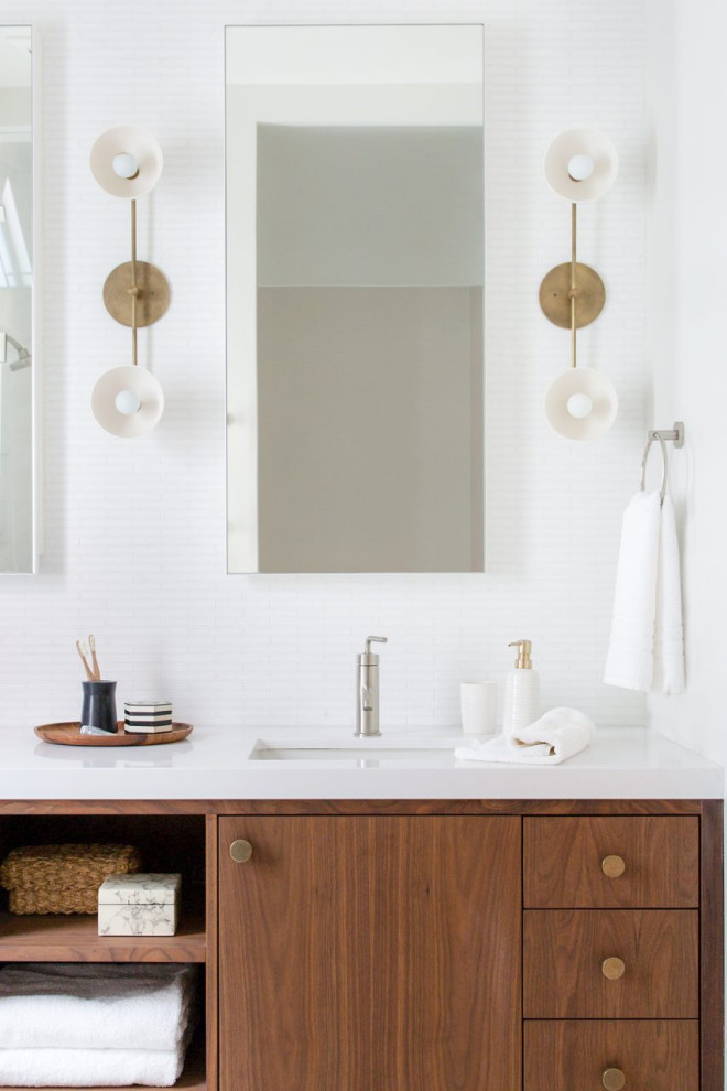 Esempio di una stanza da bagno design con ante lisce, ante in legno scuro, piastrelle bianche, piastrelle a mosaico, pareti bianche, lavabo sottopiano e top bianco
