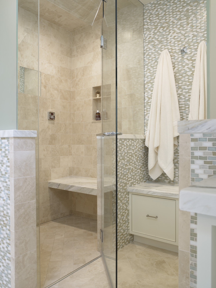На фото: ванная комната в классическом стиле с плиткой мозаикой, нишей и сиденьем для душа с