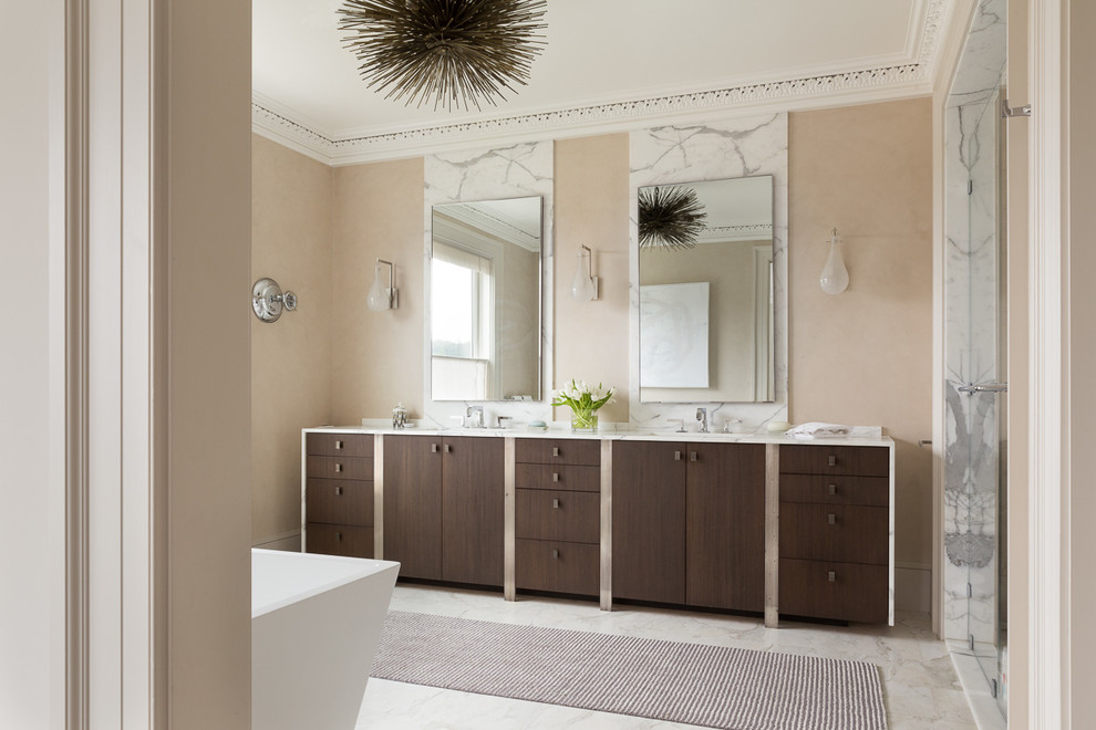 Diseño de cuarto de baño clásico renovado con armarios con paneles lisos, puertas de armario de madera en tonos medios, bañera exenta, ducha empotrada, baldosas y/o azulejos blancos y paredes beige