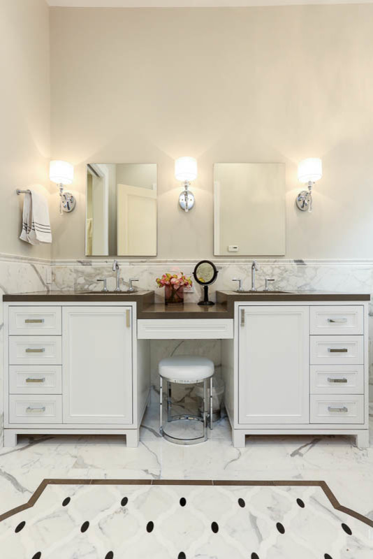 Immagine di una stanza da bagno padronale moderna con ante bianche, piastrelle bianche, lavabo sottopiano, ante con riquadro incassato e vasca freestanding
