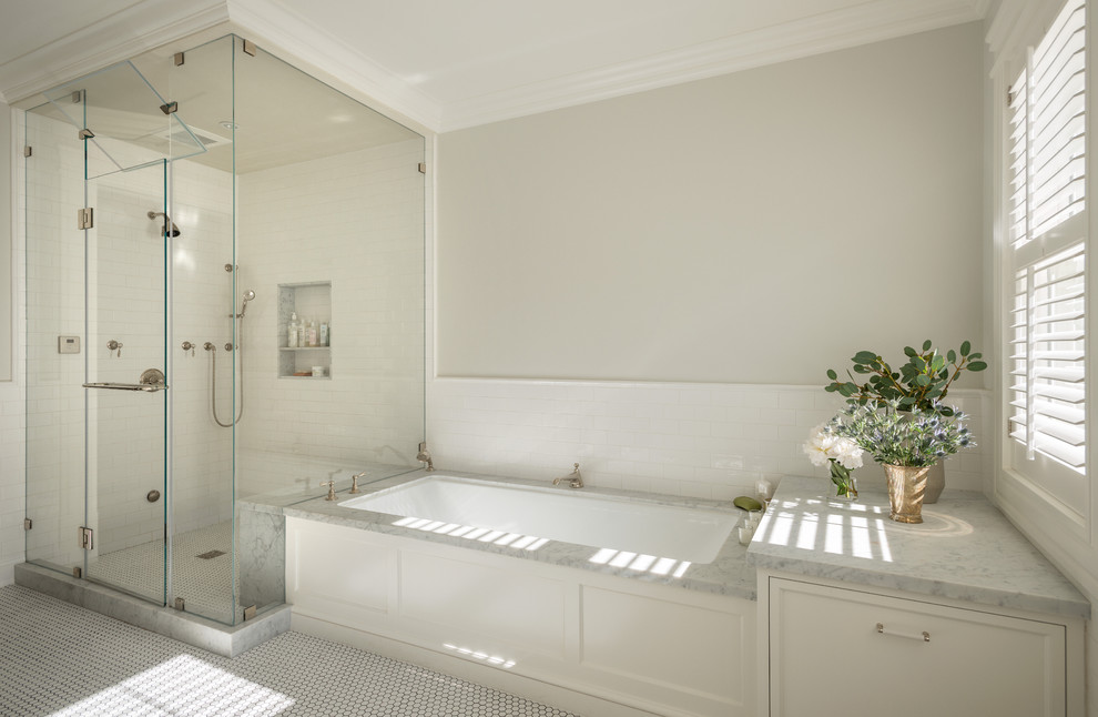 Пример оригинального дизайна: ванная комната в стиле неоклассика (современная классика) с душем в нише и полновстраиваемой ванной
