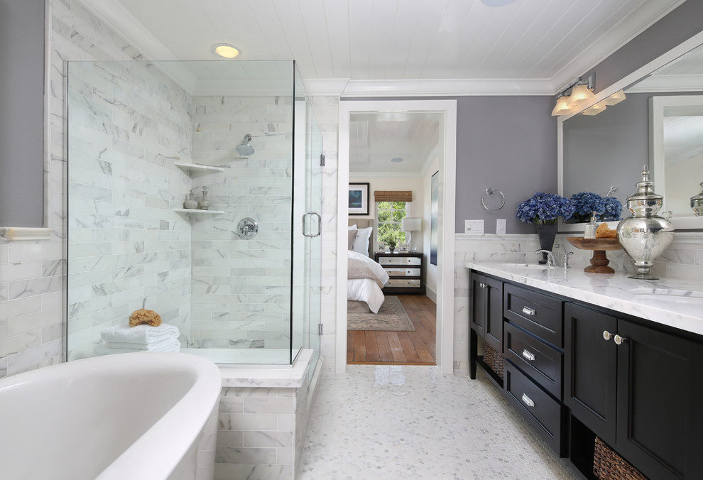 Идея дизайна: главная ванная комната в классическом стиле с врезной раковиной, фасадами с утопленной филенкой, темными деревянными фасадами, мраморной столешницей, мраморным полом, серыми стенами и душем над ванной