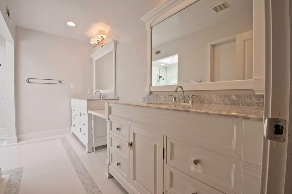 На фото: главная ванная комната среднего размера в классическом стиле с фасадами с декоративным кантом, белыми фасадами, накладной ванной, угловым душем, белой плиткой, керамической плиткой, серыми стенами, полом из керамической плитки, мраморной столешницей, белым полом и душем с распашными дверями