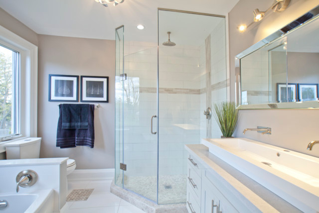 Источник вдохновения для домашнего уюта: большая главная ванная комната в стиле неоклассика (современная классика) с фасадами в стиле шейкер, серыми фасадами, накладной ванной, угловым душем, унитазом-моноблоком, белой плиткой, мраморной плиткой, серыми стенами, мраморным полом, раковиной с несколькими смесителями, столешницей из искусственного камня, белым полом и душем с распашными дверями