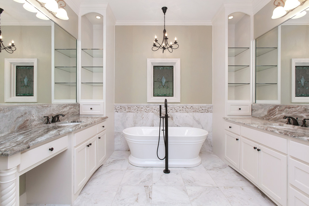 Bild på ett mellanstort vintage grå grått en-suite badrum, med skåp i shakerstil, vita skåp, ett fristående badkar, grå kakel, vit kakel, marmorkakel, grå väggar, marmorgolv, ett undermonterad handfat, granitbänkskiva och grått golv