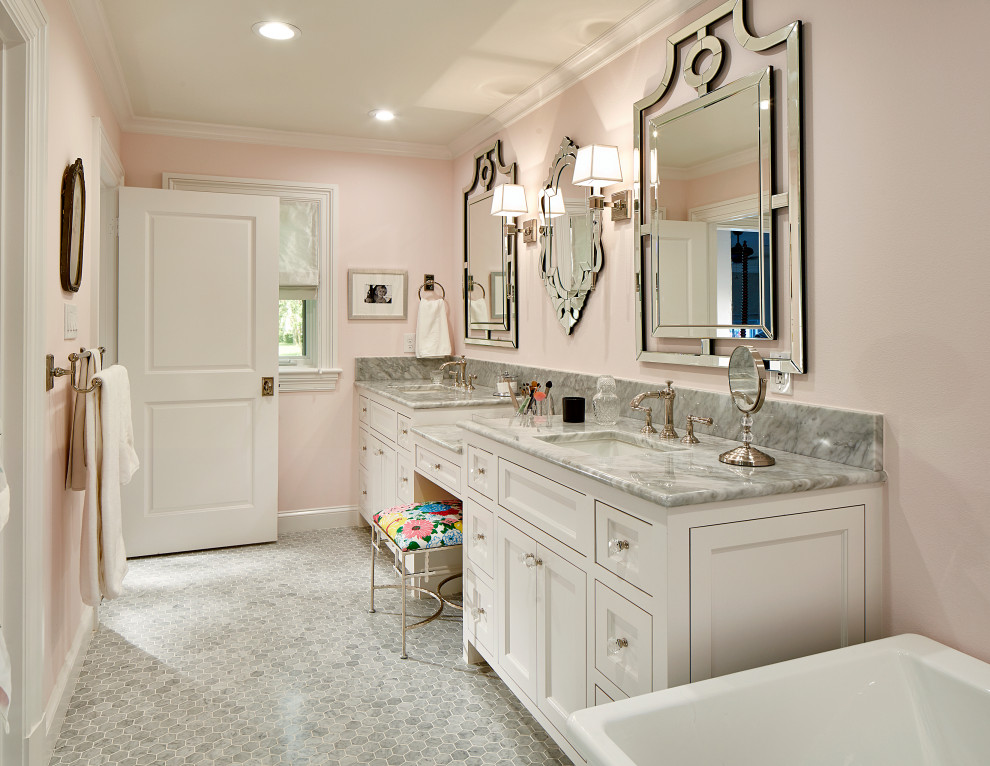 Идея дизайна: главная ванная комната среднего размера в стиле неоклассика (современная классика) с фасадами с декоративным кантом, белыми фасадами, отдельно стоящей ванной, душем в нише, раздельным унитазом, серой плиткой, каменной плиткой, розовыми стенами, мраморным полом, врезной раковиной, мраморной столешницей, серым полом, душем с распашными дверями и серой столешницей