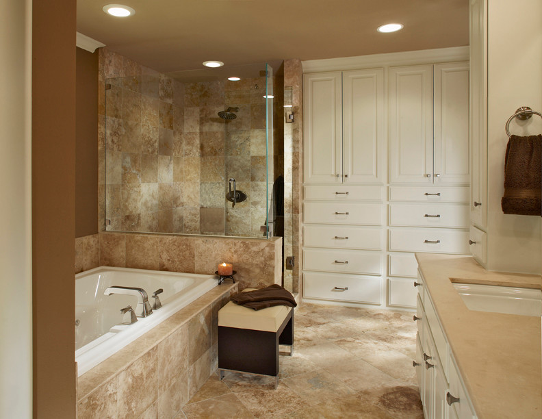 Exemple d'une salle de bain principale méditerranéenne de taille moyenne avec un placard à porte shaker, des portes de placard blanches, une baignoire posée, une douche d'angle, un mur beige, un sol en travertin et un lavabo encastré.
