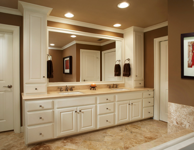 Idéer för att renovera ett mellanstort medelhavsstil en-suite badrum, med skåp i shakerstil, vita skåp, ett platsbyggt badkar, en hörndusch, beige väggar, travertin golv, ett undermonterad handfat och brunt golv